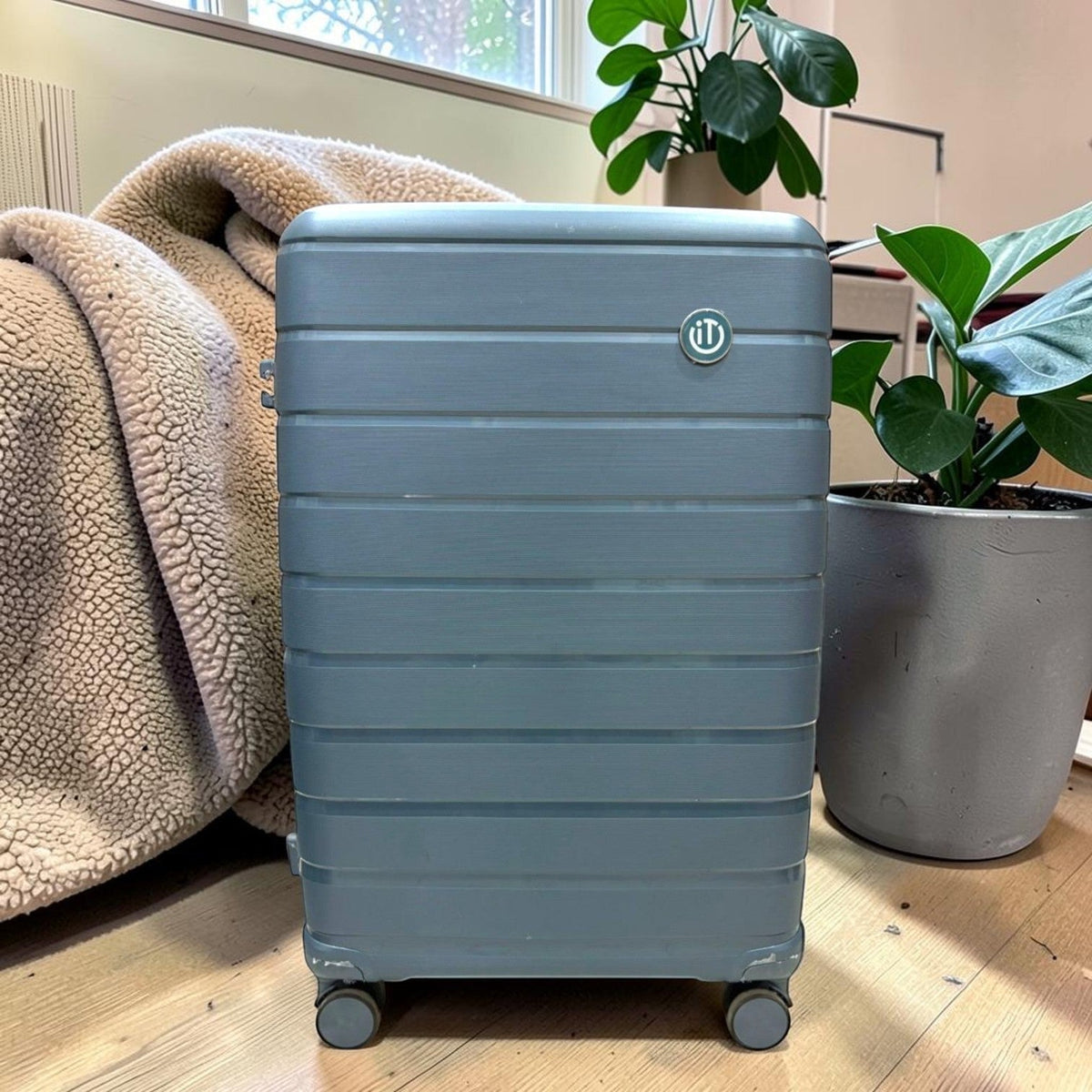 Fixed Price Shop INTERNATIONAL TRAVELLER grey hard shell spinner suitcase with horizontal ribbed design