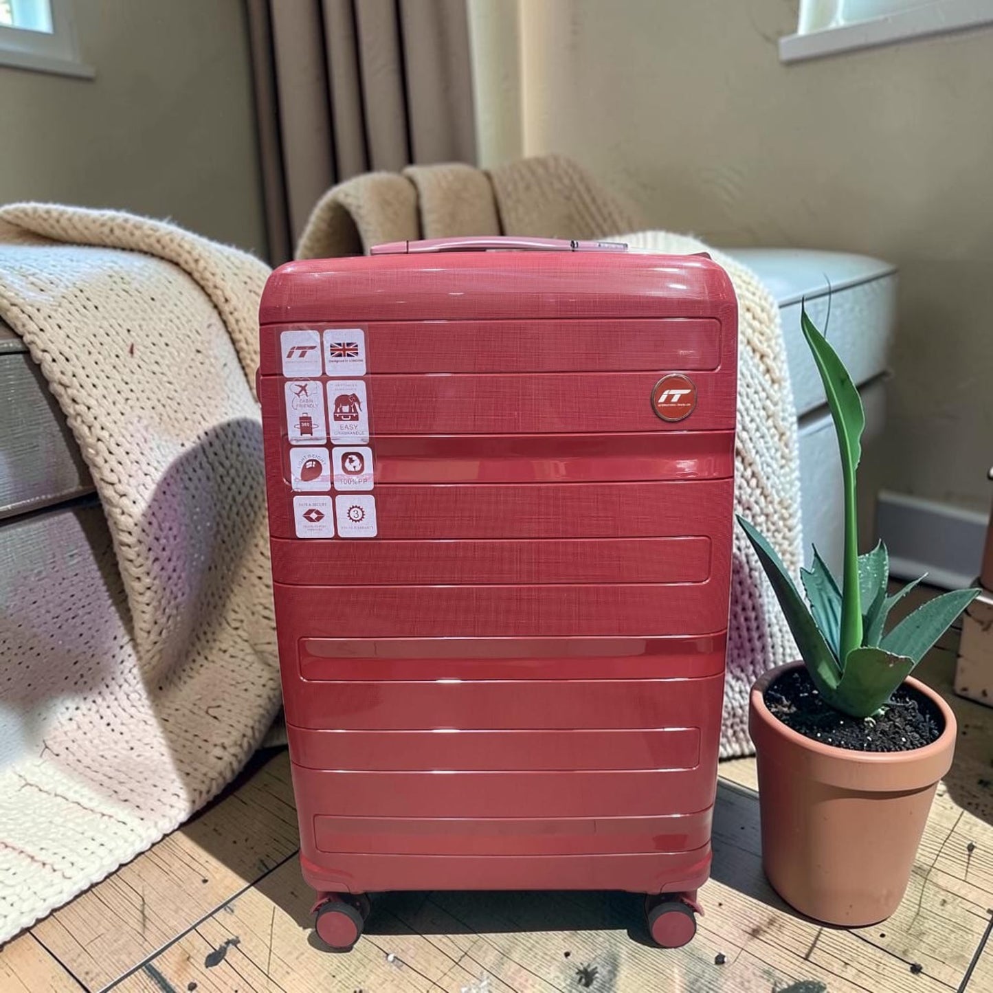 Fixed Price Shop red expandable IT pp luggage with antitheft zipper and TSA lock.